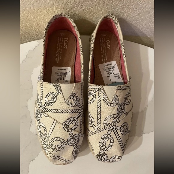 New Never Worn TOMS SHOES SIZE 9 Slip On Womens Flats Casual Beige Rope Design - Picture 2 of 7